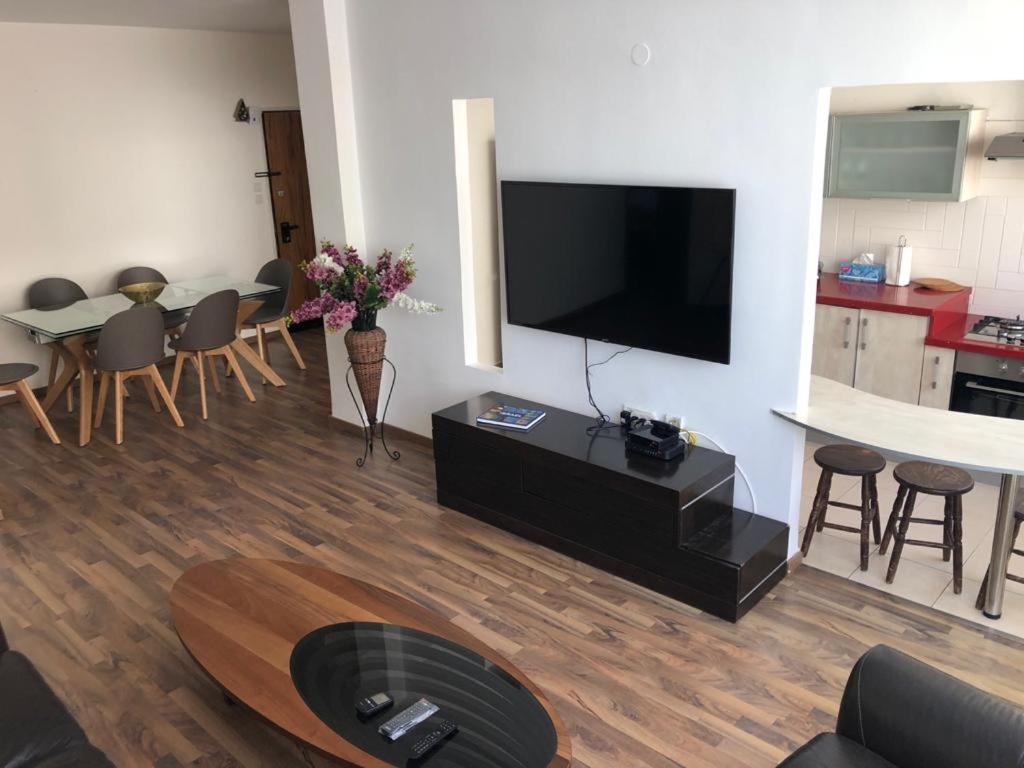 Sky Home Apartment Jabotinsky 8 Bat Yam Exterior photo