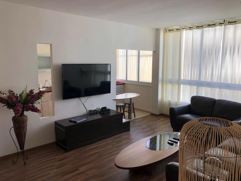 Sky Home Apartment Jabotinsky 8 Bat Yam Exterior photo