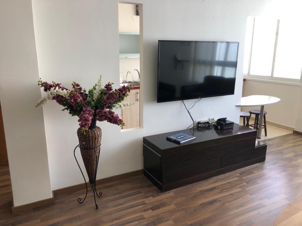 Sky Home Apartment Jabotinsky 8 Bat Yam Exterior photo