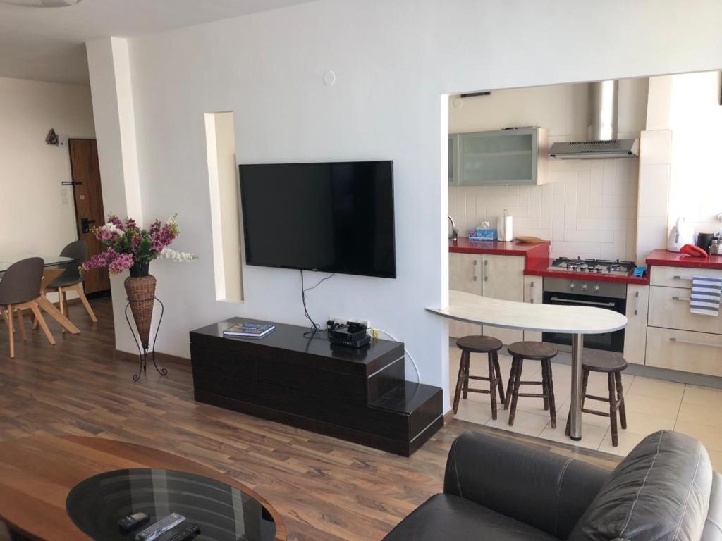 Sky Home Apartment Jabotinsky 8 Bat Yam Exterior photo